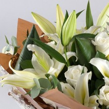 white, pink, red, lily, rose, luxury, handtie, bouquet, www.thegravesendflorist.co.uk